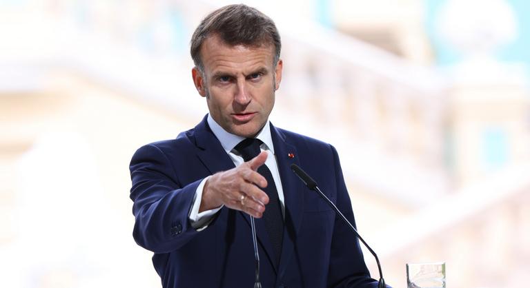 Macron, a zsebkendő és a kokain – így építenek fel egy álhírt a semmiből