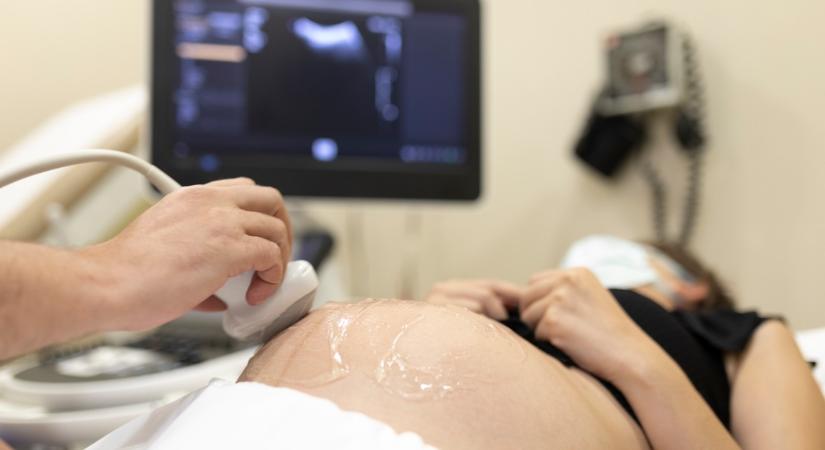 Az orvos döbbenetes dolgot látott a 22 hetes terhes anyuka ultrahangfelvételén. Hosszú másodpercekig meg sem tudott szólalni az ijedtségtől