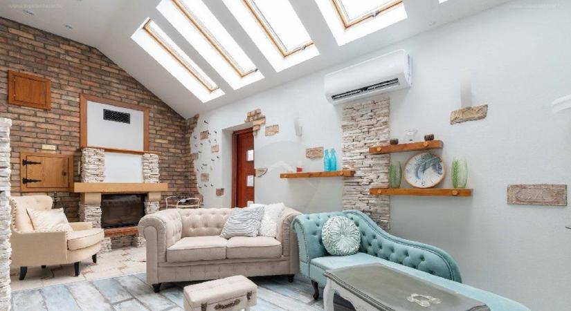 Szauna, jakuzzi, kemence és halastó jár ehhez a szőnyi luxusházhoz