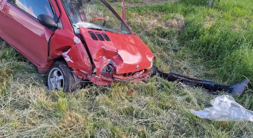 Karambol Egerbaktán - feszítővágóval szabadítottak ki egy utast a tűzoltók, mentő érkezett a helyszínre  fotók