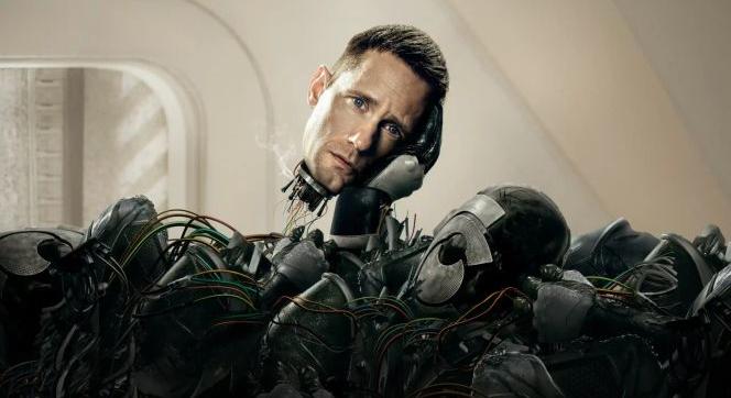 Murderbot: öntudatra ébredt Alexander Skarsgård kiborgja – és rühelli az embereket
