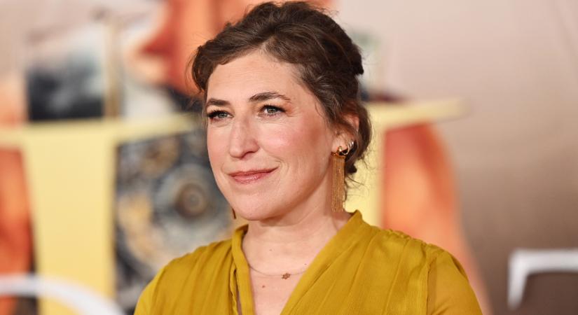 Így néz ki ma az Agymenők Amy-jét alakító színésznő, Mayim Bialik: 49 évesen talán most a legszebb életében