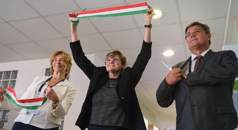 Karikó Katalin is a zsebébe nyúlt – a Nobel-díjas biokémikus támogatásával nyitott új kutatóközpontot a Szegedi Tudományegyetem
