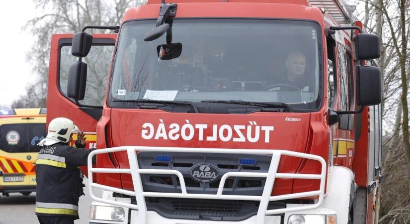Tűz ütött ki egy gyöngyösi társasház erkélyén