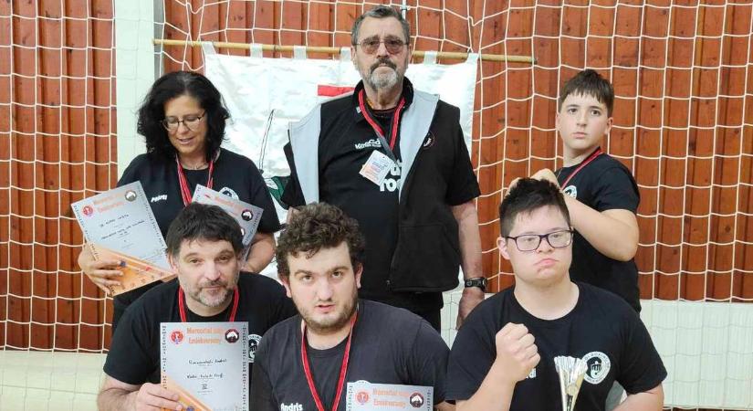 Miló nagymester tanítványai Tökölön domborítottak