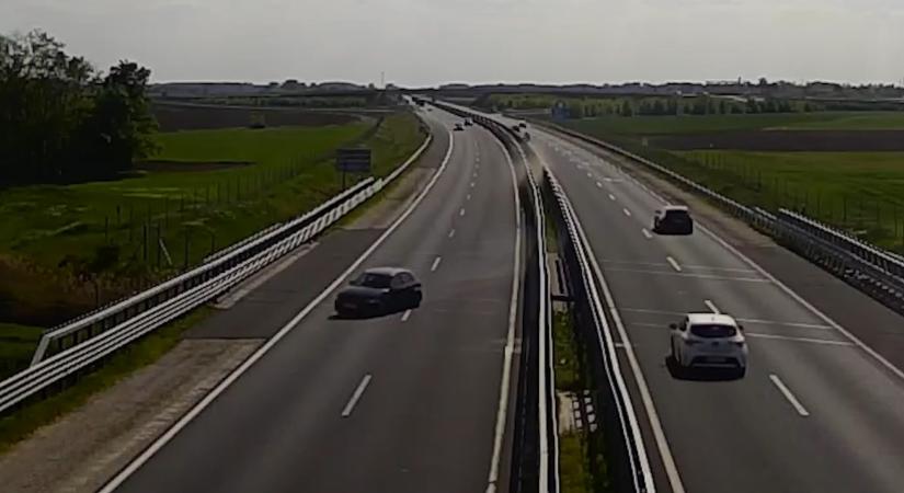 Flipper az M86-os úton: totálkárosra törte a kocsit és magát is – videó