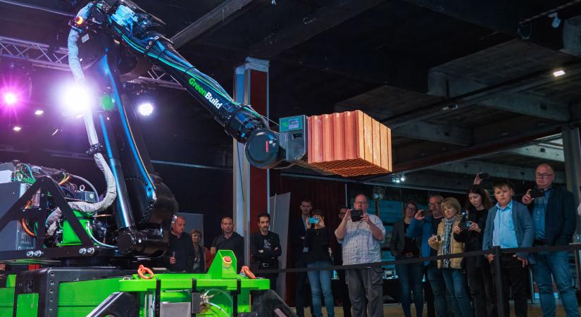 Robotkőművessel erősít a Wienerberger
