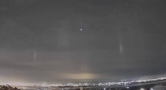 Misztikus fényoszlopok jelentek meg az égen Fejér megyében - videó