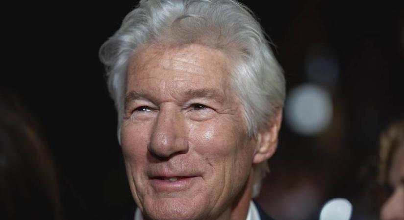 Richard Gere kisfiai jó nagyot nőttek: a gyerekek szép feleségével pózoltak együtt
