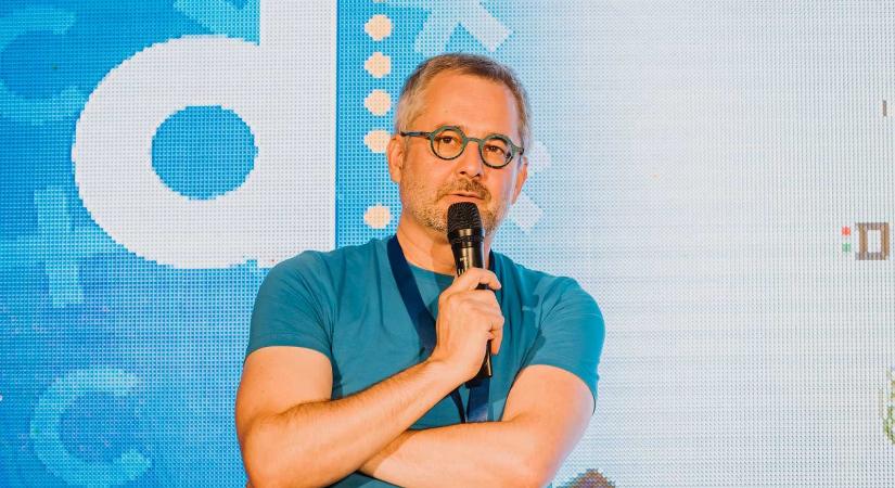 Kiállítása nyílt Barabási-Albert Lászlónak