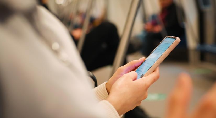Úgy eltűntek az értesítések a mobilomról, mint szürke szamár a ködben – aztán a fiam megmutatta, hol a hiba