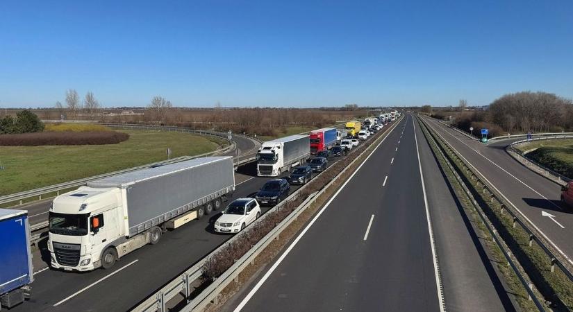 Kígyóznak az autók az M3-ason, torlódás a köbön