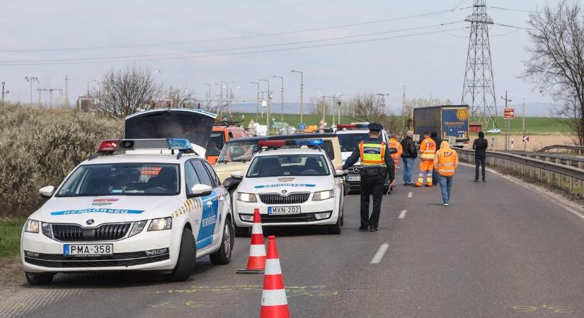Brutális ütközés Pécsnél: az árokba csapódott egy kisteherautó a 6-oson