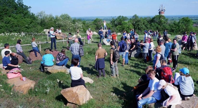 Jó hangulatban, sokadalomban telt a 18. Kőszár-hegymenet