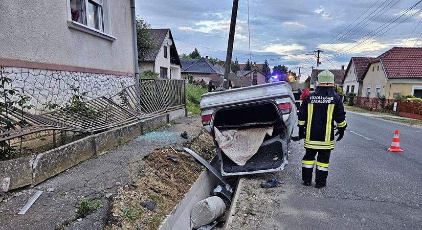 Letarolta a családi ház kerítését egy autó - A körmendi tűzoltók is a helyszínre érkeztek - fotók