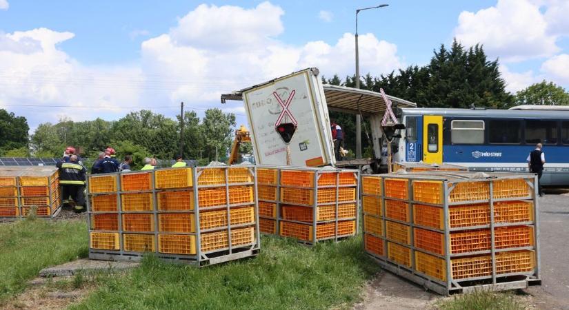 Mentőhelikopter is érkezett a vonatbalesethez, traktor és motorvonat ütközött egymással