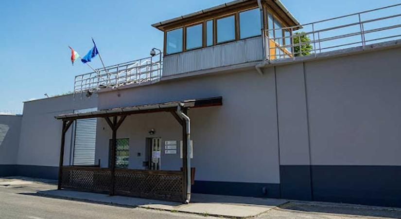 Rühös lett egy fogvatartott a tököli börtönben, még a tárgyalást is el kellett halasztani a fertőzésveszély miatt