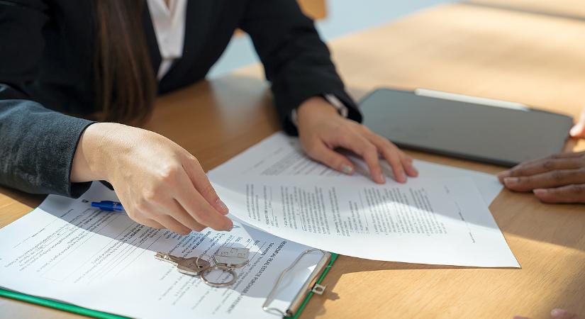Egyszerre kilenc biztosítóra csapott le az MNB