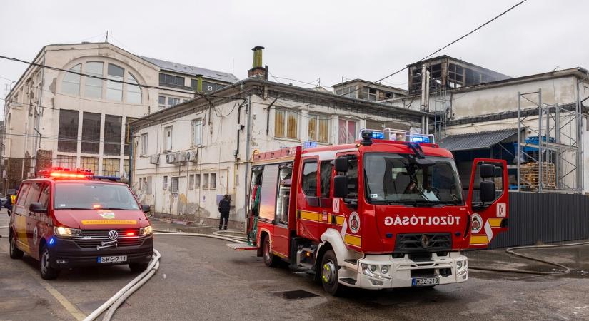 Most érkezett: kigyulladt egy étterem Szolnokon, öt város tűzoltóit riasztották a helyszínre