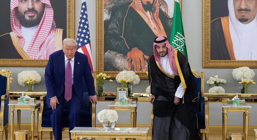 Trump megérkezett Szaúd-Arábiába második ciklusának első nagyobb útjára