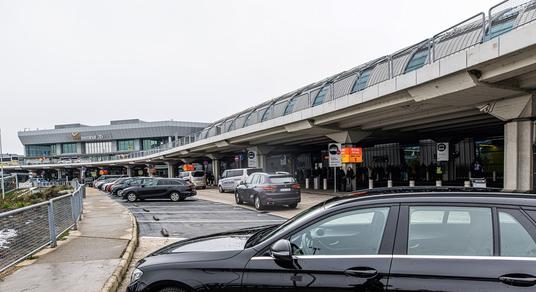 Korlátozták a pár perces ingyenes parkolást a ferihegyi repülőtéren, káosz lett belőle
