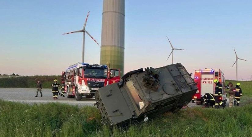 Balesetet szenvedett az osztrák fegyveres erők páncélautója - fotók