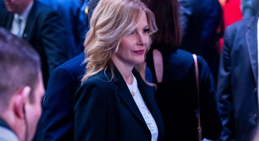 Várkonyi Andrea egymilliós nadrágban szállt ki a 120 milliós Bentley-ből