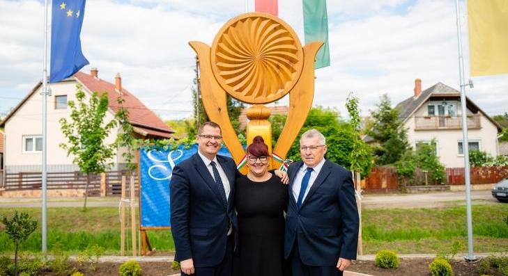 Átadták az ország első falufáját Szűcsiben 
