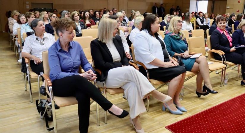 Egy hársfa és három díj – így ünnepelték meg városunkban az ápolókat