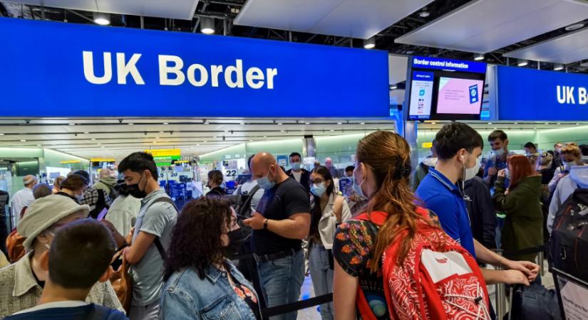 Kötelező nyelvtudás, emelkedő munkavállalói idő – így szigorítja a bevándorlási szabályokat a brit kormány