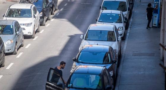 Megemelték sok helyen a lakossági parkolási díjakat Budapesten, amire eltűntek az autók, majd lassan visszaszivárogtak