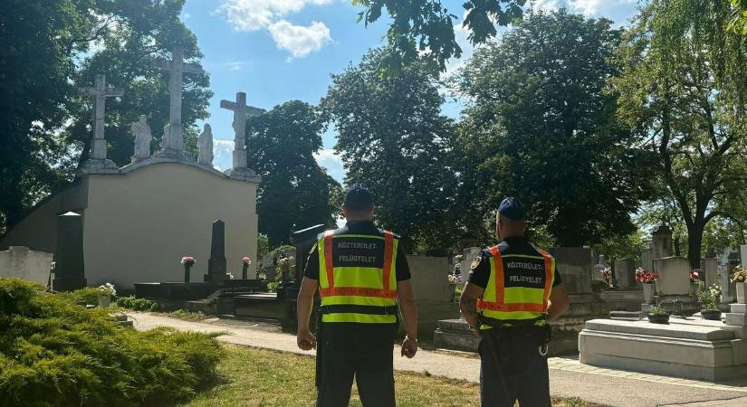 Elképesztő, ami a sírok gondozása után történik ebben a jászsági temetőben