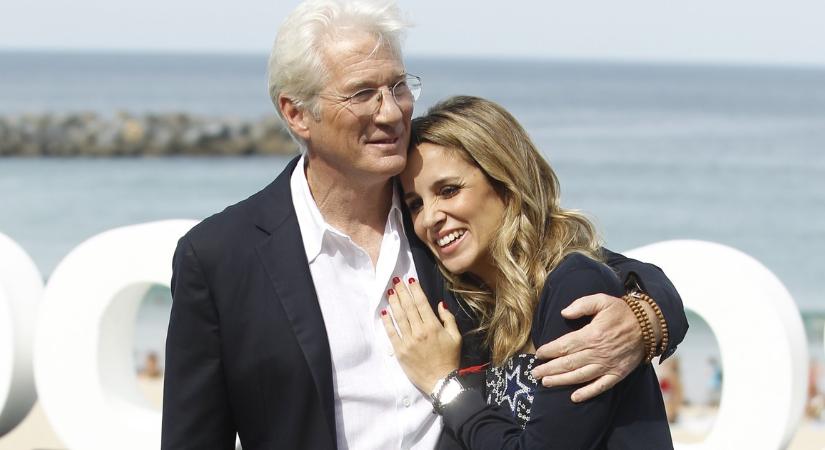 Nagy a boldogság, a 3. gyerekről van szó. Richard Gere felesége mérhetetlen örömmel mutatta meg a felvételt