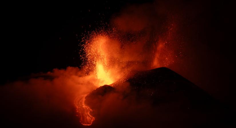 Látványos képeken az Etna vulkán hétfő esti kitörése