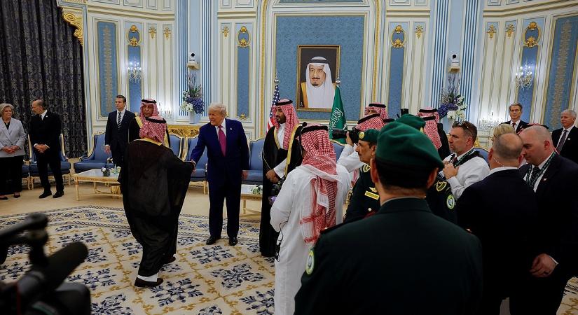 Ezer milliárd dollárnyi befektetést szeretne a szaúdiaktól Trump, beizzította körútját az arab világban