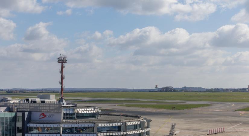 Bombafenyegetés miatt lezárták a belgiumi Charleroi repülőteret