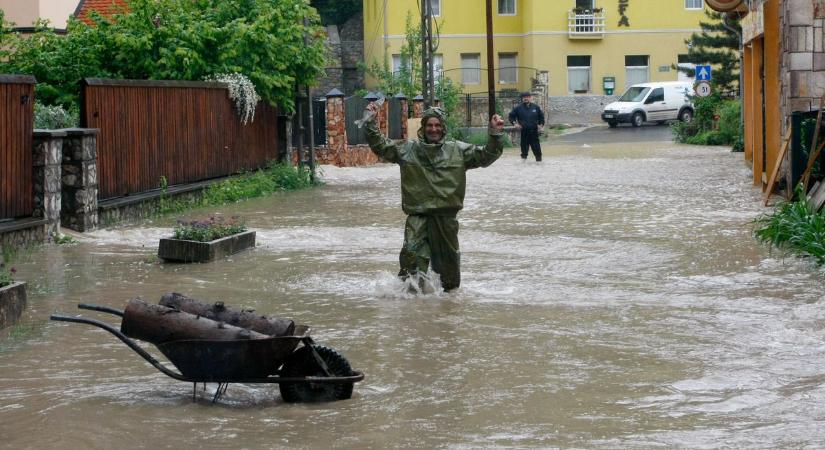 Autót dobált a garázsban össze-vissza a víz - fotók!