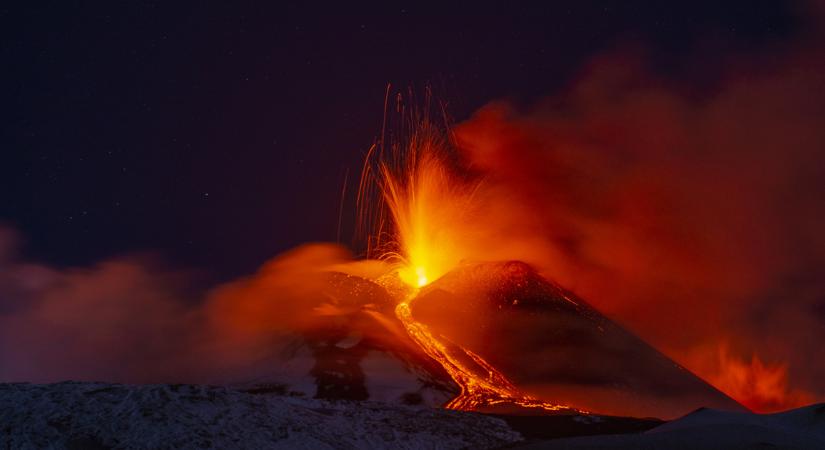 Újra kitört az Etna, több száz méter magasra repültek a lávadarabok