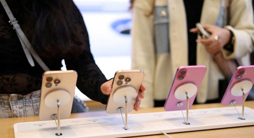 Nem a vámokra fogná, de felemelné az iPhone-ok árait az Apple