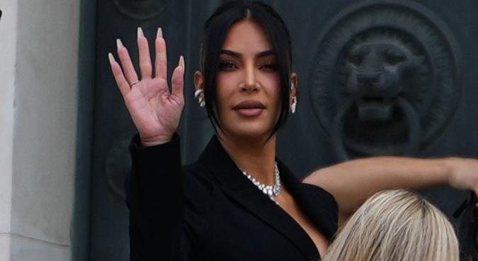 Kim Kardashian sírva beszélt a bíróságon arról az éjszakáról, amikor kirabolták a párizsi hotelszobájában