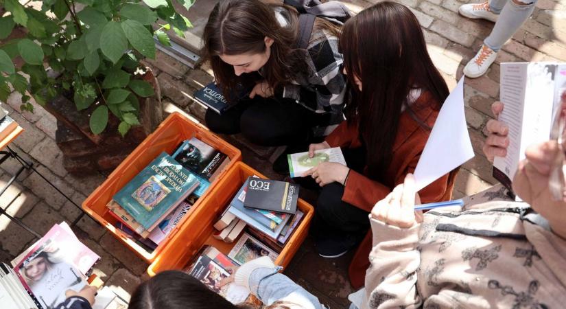 Könyvek lepték el a Nyugi kertet és senki nem távozott üres kézzel – galériával, videóval