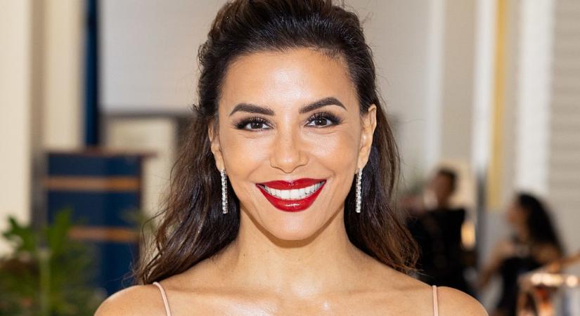 Eva Longoria láttán tátva marad a szád: az 50 éves színésznő csábító ruhában érkezett meg Cannes-ba