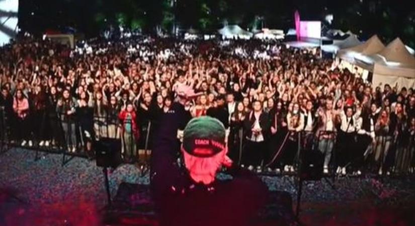 ByeAlex megmutatta, mi hullott az arcába Túrkevén – videóval