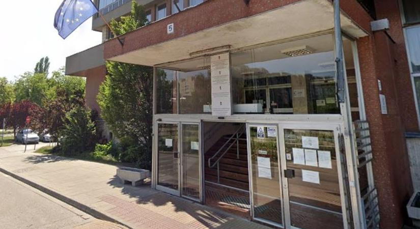 Körbelocsolta benzinnel a bejáratot, majd felgyújtotta a kormányhivatal ajtaját egy férfi