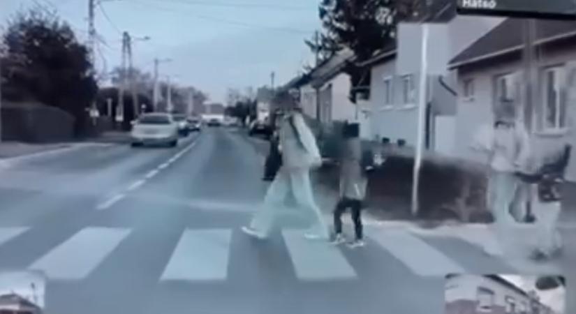 Majdnem elgázolt egy gyereket Miskolcon, egy Tesla kamerája buktatta le