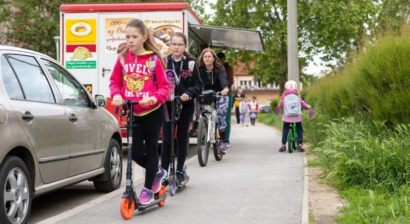 Kerékpárra pattantak az oroszlányi diákok