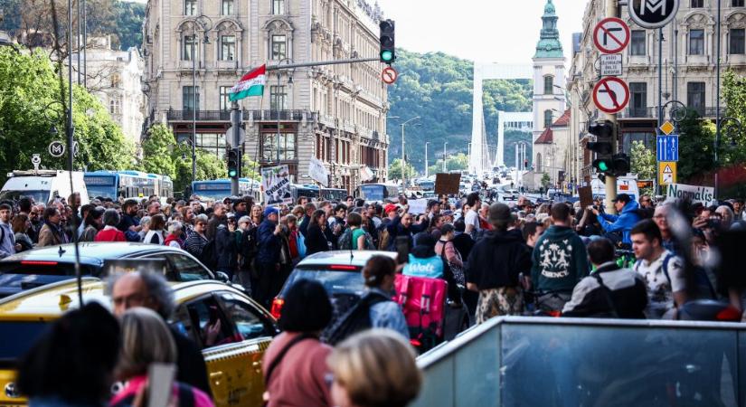 BRFK: Jogellenes gyűlésbe kezdett a tüntetők egy csoportja