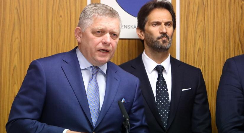 Megmutatták Fico hasán a sebhelyeket, a Smer már készül a merénylet évfordulójára (Fotók)