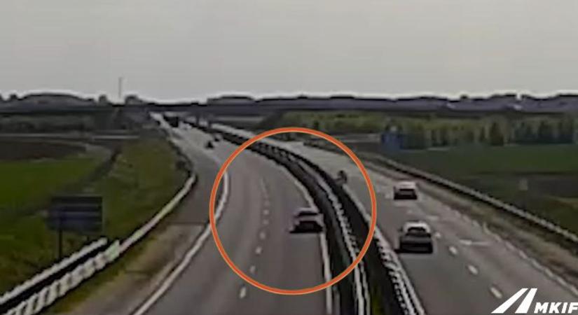 Videón a vérfagyasztó baleset: többször is szalagkorlátnak csapódott egy autó az üres úton