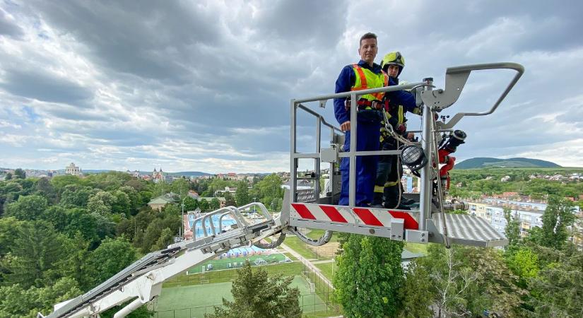Emelőkosár segítségével oldották meg az „égető” helyzetet az egri tűzoltók  galéria és videó